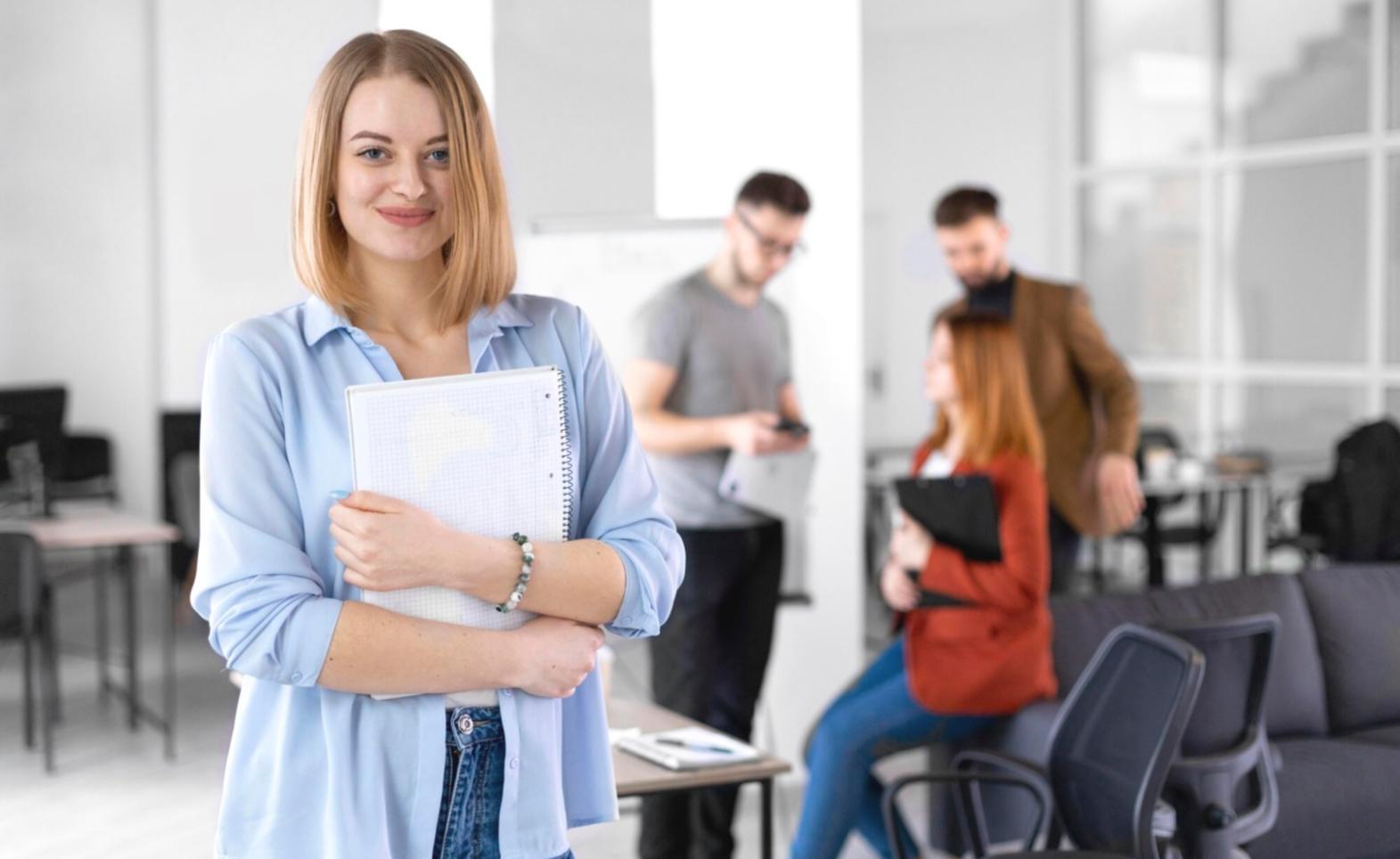 Équipe collaborative travaillant sur des stratégies marketing financier